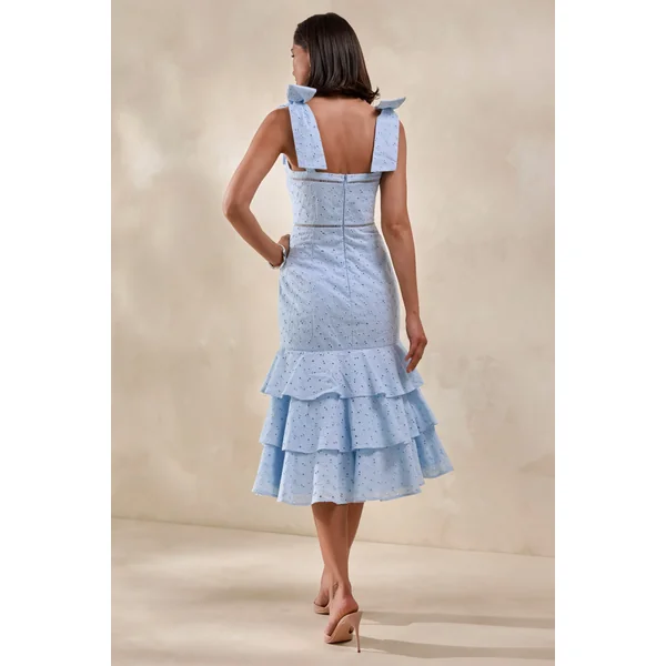 Velissia | Robe mi-longue bleue en broderie anglaise à encolure carrée avec bretelles à nœuds et ourlet volanté