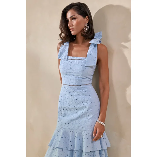 Velissia | Robe mi-longue bleue en broderie anglaise à encolure carrée avec bretelles à nœuds et ourlet volanté