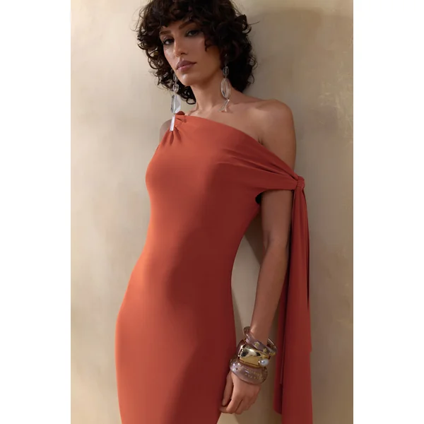 Vista | Robe longue rouille à encolure asymétrique avec détail de manche nouée