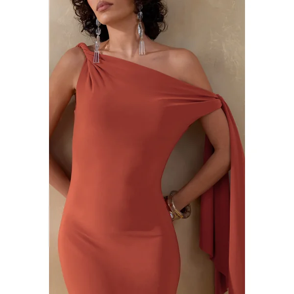 Vista | Robe longue rouille à encolure asymétrique avec détail de manche nouée