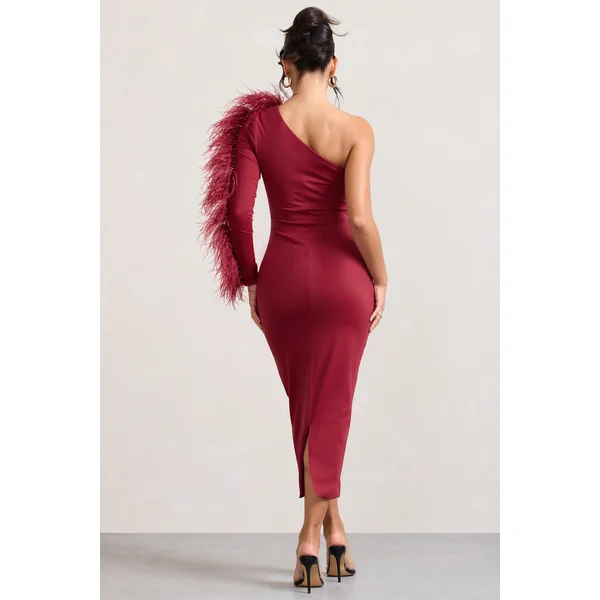 Wild One | Robe mi-longue moulante rouge bordeaux à une épaule avec manches bordée de plumes