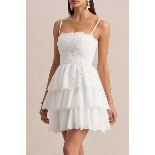 Winona | Mini-robe blanche en dentelle à décolleté carré avec détails à volants