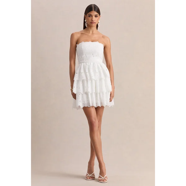 Winona | Mini-robe blanche en dentelle à décolleté carré avec détails à volants