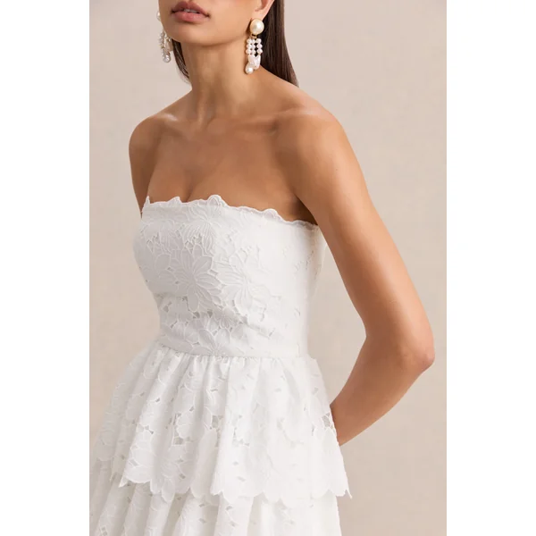 Winona | Mini-robe blanche en dentelle à décolleté carré avec détails à volants