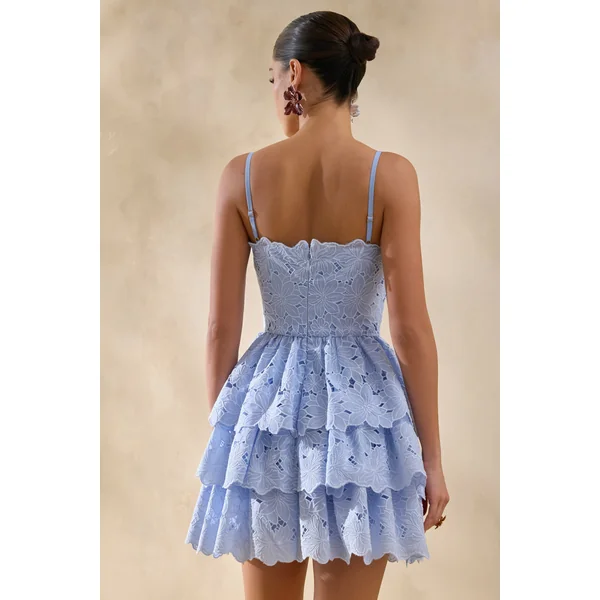 Winona | Mini-robe bleu poudré en dentelle à encolure carrée avec détails volantés