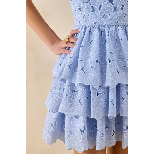 Winona | Mini-robe bleu poudré en dentelle à encolure carrée avec détails volantés