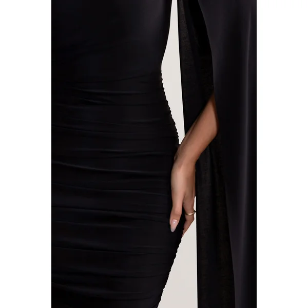 Yara | Robe mi-longue noire asymétrique froncée à cape