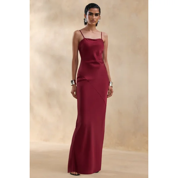 Yoli | Robe Longue en Satin Bordeaux avec Cape Torsadée