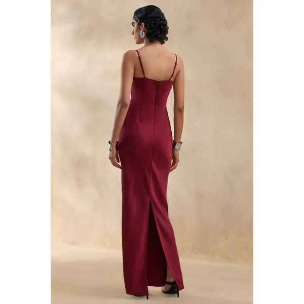 Yoli | Robe Longue en Satin Bordeaux avec Cape Torsadée