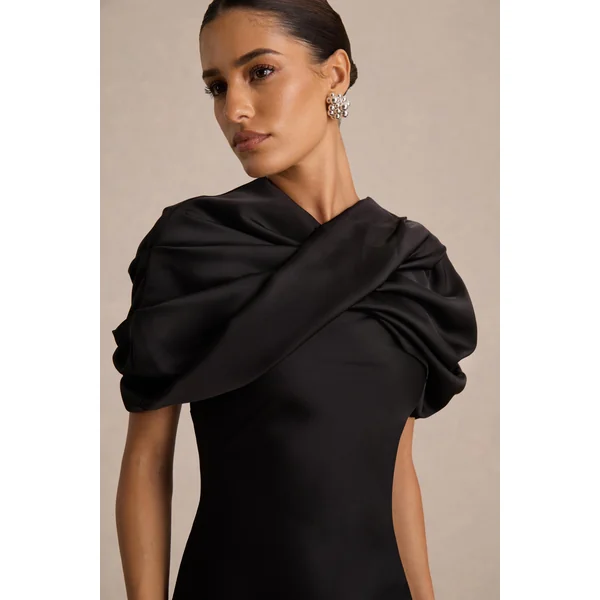 Yoli | Robe longue en satin noir avec cape torsadée amovible