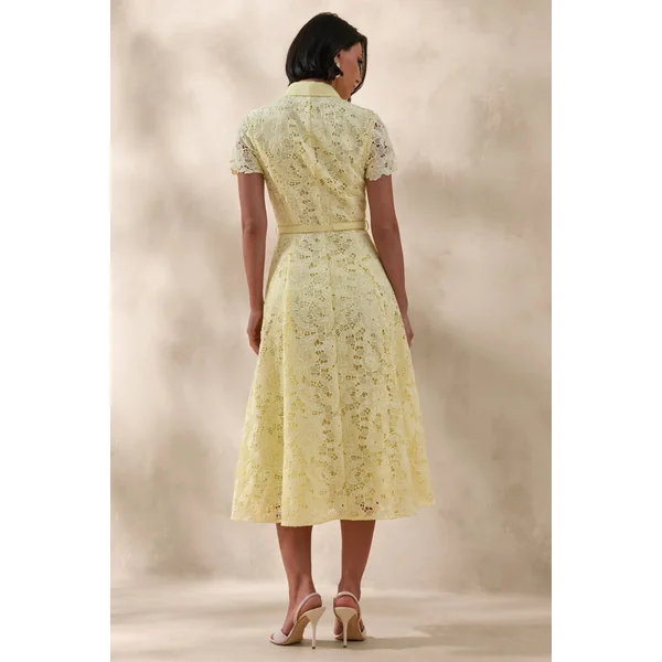 Zalie | Robe mi-longue jaune en dentelle à col montant avec ceinture