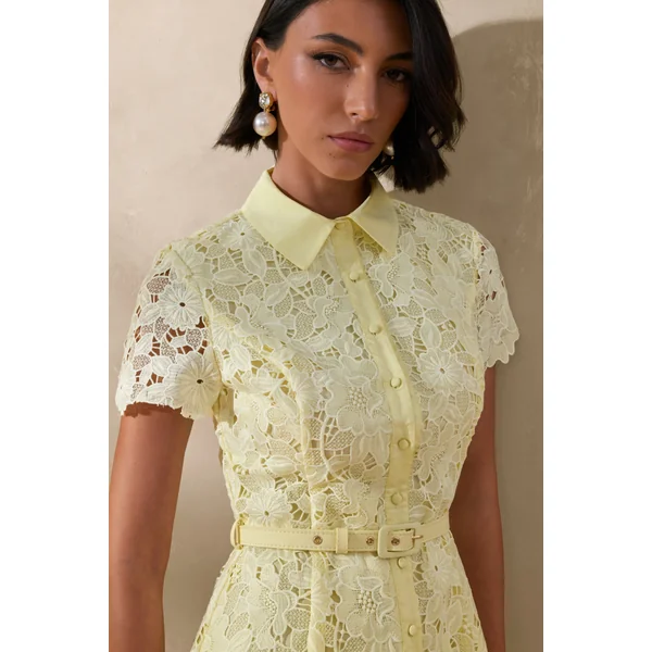 Zalie | Robe mi-longue jaune en dentelle à col montant avec ceinture
