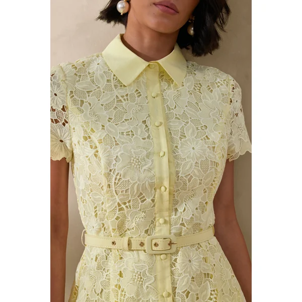 Zalie | Robe mi-longue jaune en dentelle à col montant avec ceinture