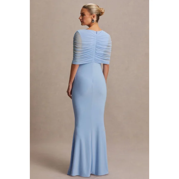 Zaria | Robe longue bleu poudré à col ras-du-cou avec cape en tulle
