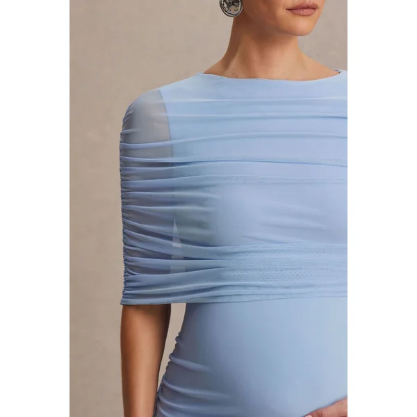 Zaria | Robe longue bleu poudré à col ras-du-cou avec cape en tulle