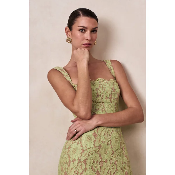 Zarisse | Robe longue en dentelle verte à encolure carrée