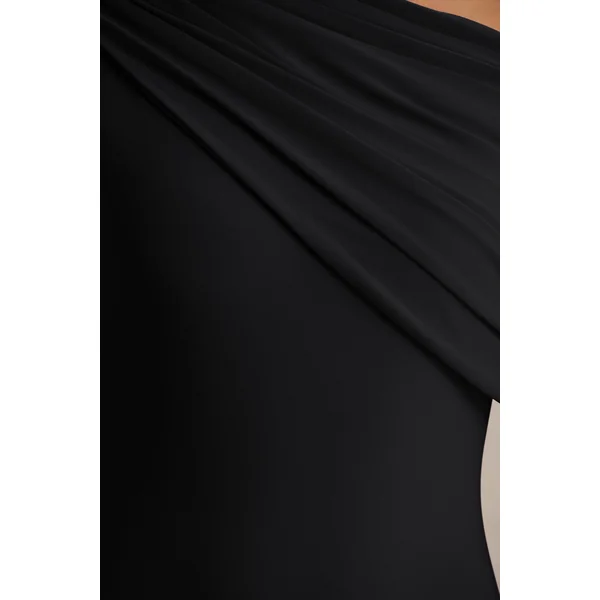 Zendaya | Robe longue noire sirène à décolleté asymétrique avec détail cape