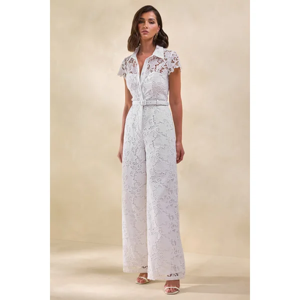 Zerelle | Combinaison blanche en dentelle à décolleté plongeant avec col chemise et détail de ceinture