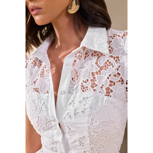 Zerelle | Combinaison blanche en dentelle à décolleté plongeant avec col chemise et détail de ceinture