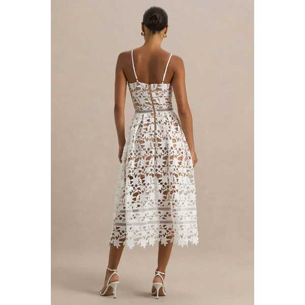 Zuri | Robe mi-longue en dentelle blanche avec encolure en cœur et bretelles fines
