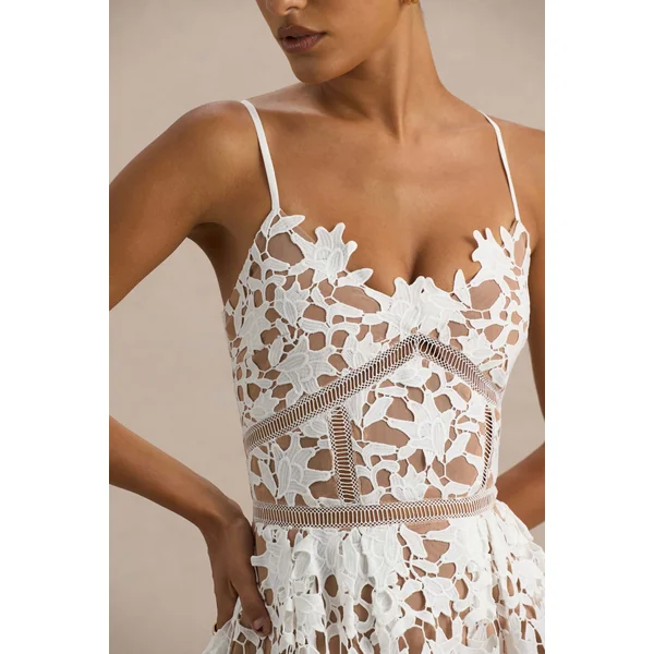 Zuri | Robe mi-longue en dentelle blanche avec encolure en cœur et bretelles fines