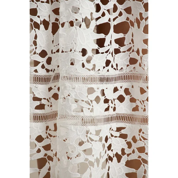 Zuri | Robe mi-longue en dentelle blanche avec encolure en cœur et bretelles fines